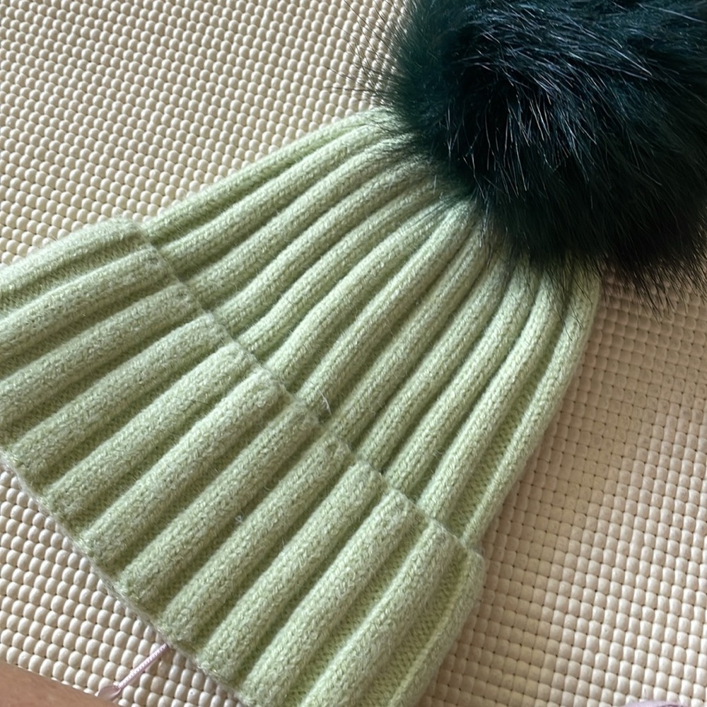 💚💚Anthropologie Green Knit Pom-Pom Beanie sold out in stores - Picture 5 of 5
